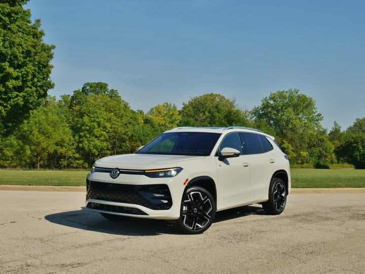 2025 Volkswagen Tiguan SEL R-Line 4Motion exterior