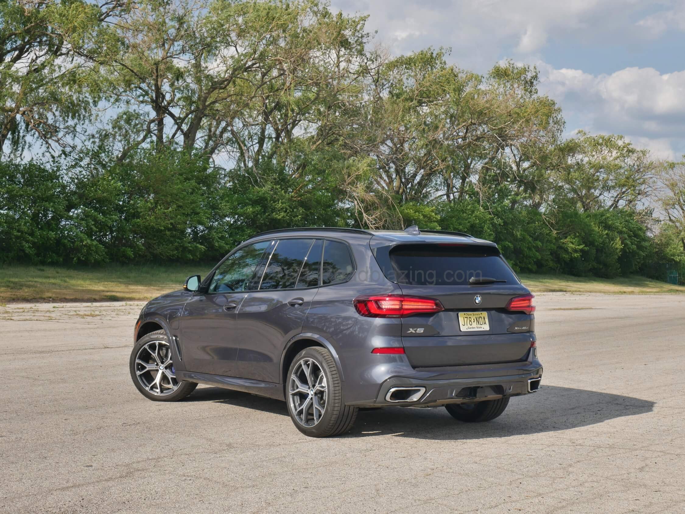 2021 BMW X5 xDrive 45e: more assertive high beltline yet tall greenhouse Kammback design