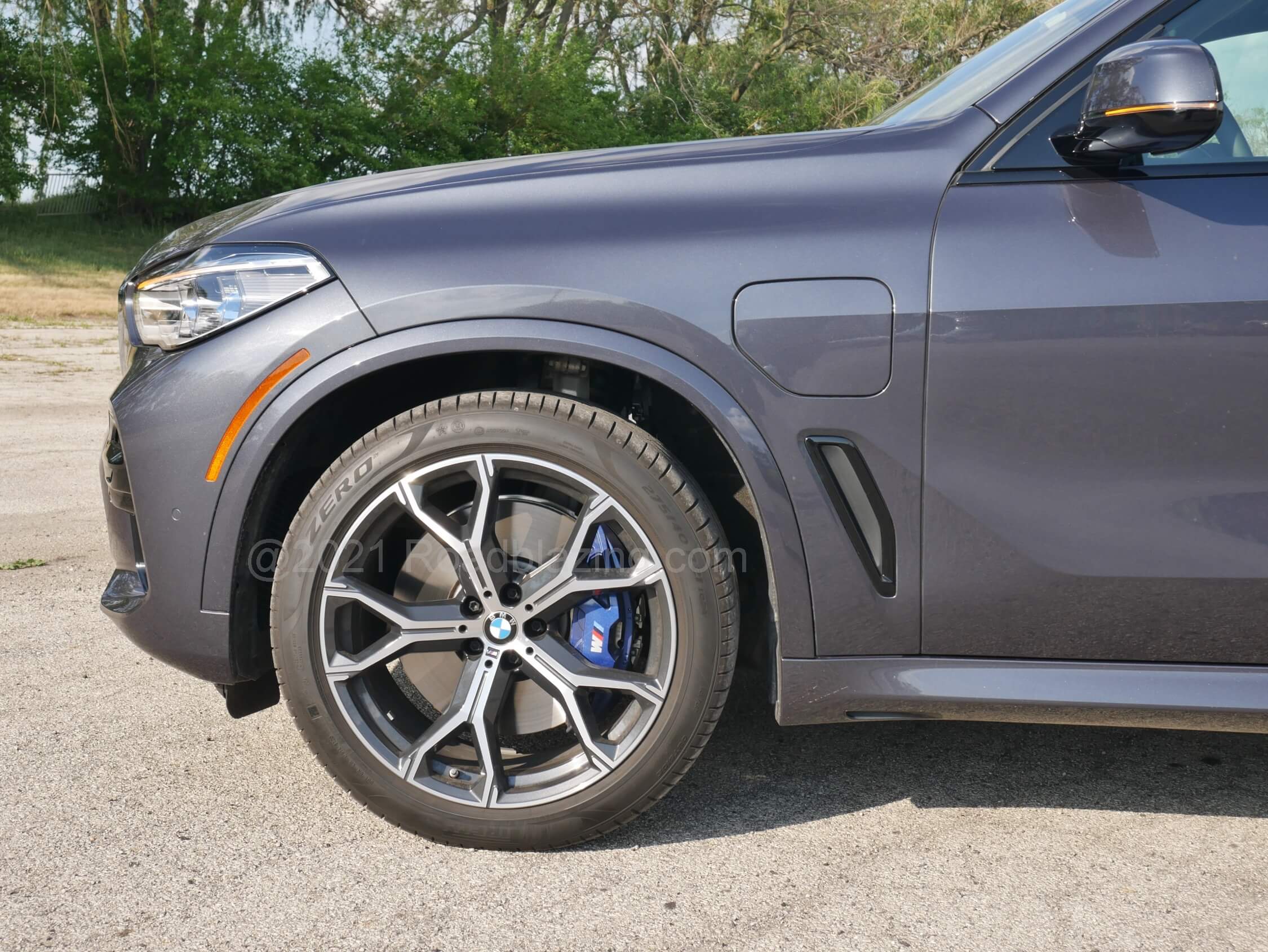 2021 BMW X5 xDrive 45e: Supplemental to M-Sport package w/ front & rear air springs are 21" M wheels and blue multi-piston fixed caliper M-Sport brakes.